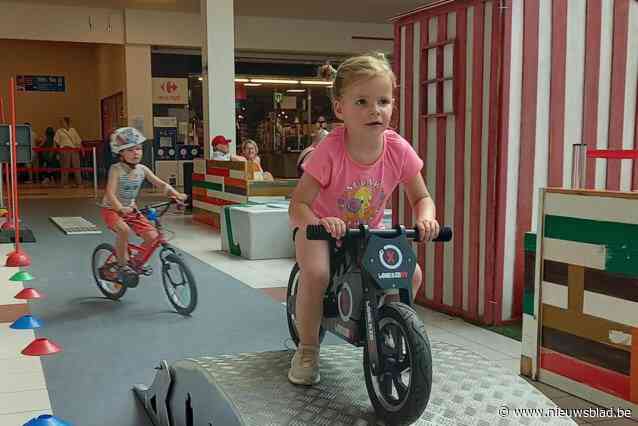 Kinderen tonen hun fietsbehendigheid op middenplein Shopping Promenade