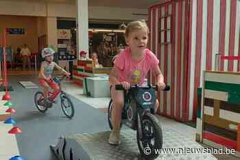 Kinderen tonen fietsbehendigheid op middenplein Shopping Promenade