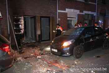 Explosie veroorzaakt ravage in straat, zeker acht woningen en meerdere auto’s beschadigd: “Overal lag glas en puin”