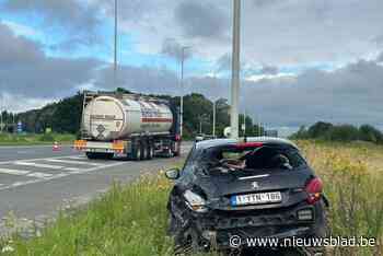 Gloednieuwe auto blokkeert op snelweg: moeder en zoon lichtgewond na aanrijding met vrachtwagen