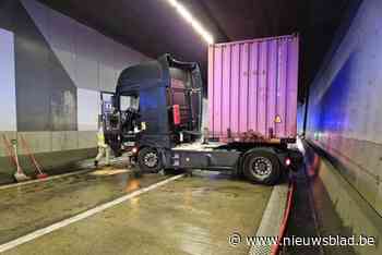 Bevrijdingstunnel weer vrij na ongeval waarbij vrachtwagens tegen tunnelwand botsen