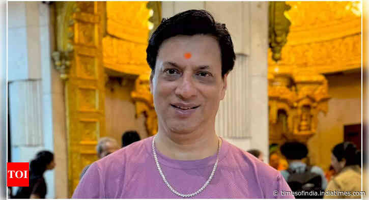 Madhur Bhandarkar pays a visit to Siddhivinayak