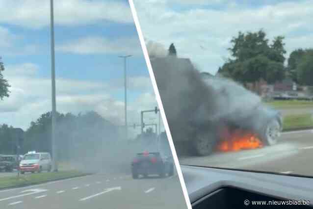Rijdende Volvo vat vuur op ring in Lommel: bestuurder ongedeerd