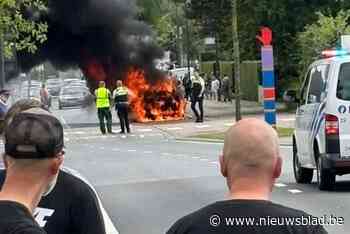 Auto in brand in centrum van Zutendaal