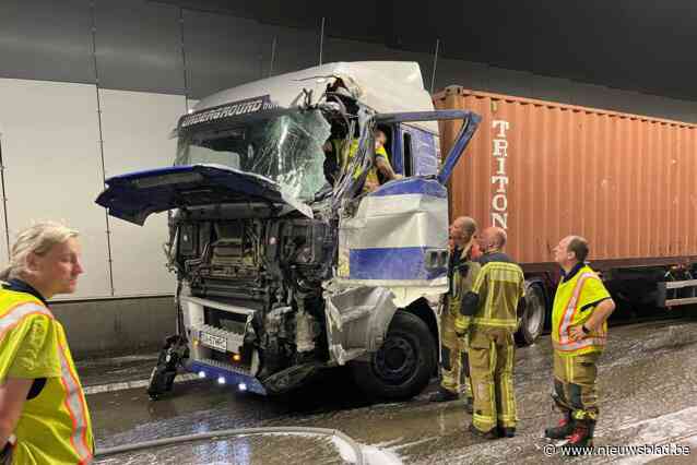 Grote hinder nadat truck wand Liefkenshoektunnel ramt, brandweer met bestuurder bevrijden uit cabine
