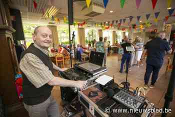 DJ Hubert (75) neemt afscheid na leven vol muziek: “Zestig optredens per maand, maar die grote crisis veranderde alles”