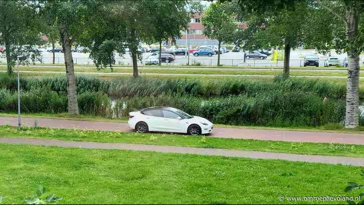 Almere - Veel vertraging door afsluiting Cinemadreef: 'Automobilisten gaan zelfs over het fietspad.'