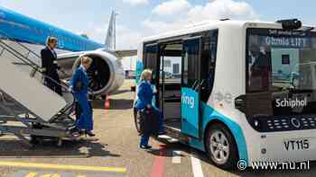 Schiphol brengt piloot en steward met zelfrijdende bus van en naar vliegtuig