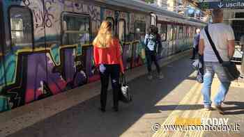 Metro B: donna si lancia sui binari al passaggio del treno