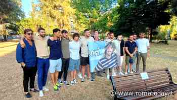 Inaugurata la targa per Marco Filomeno al parco Cozza. Il 30enne è morto a maggio sulla via del Mare