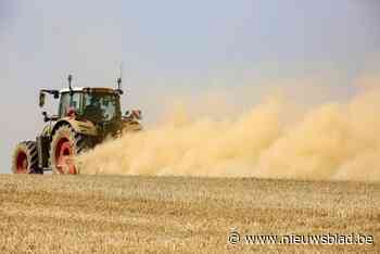 Landbouwer (79) belandt tussen machine achter zijn eigen tractor en sterft ter plaatse