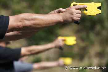 Politie krijgt nog dit jaar lang beloofde tasers, maar zal echt elke agent er dan een dragen? En mag die het tegen iedereen gebruiken?