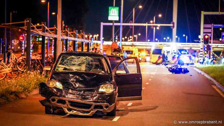 Automobilist schept motorrijder, motor tientallen meters meegesleurd