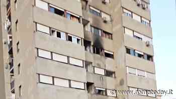 Incendio a Tor Bella Monaca, paura all'alba: fiamme in un appartamento. Evacuato tutto il palazzo