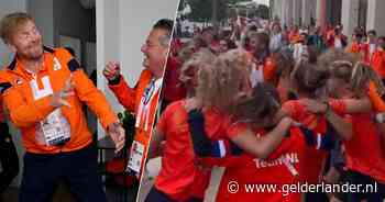 Willem-Alexander en Máxima hossen met sporters mee op Links Rechts: ‘Koninklijk uit panty schieten’