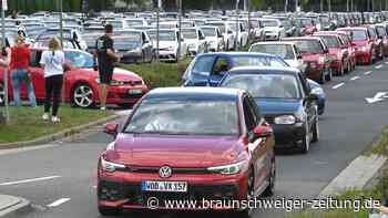 Korso mit 200 Fahrzeugen beim Wolfsburger GTI-Fanfest