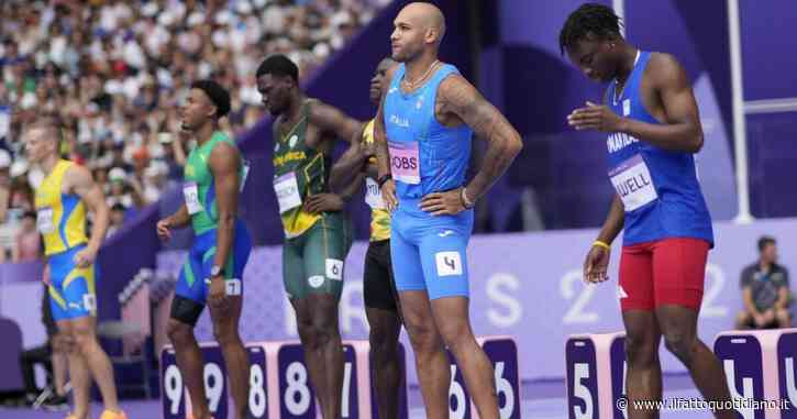 Marcell Jacobs punto da un insetto prima della gara per le qualificazioni dei 100 metri alle Olimpiadi di Parigi