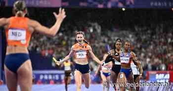 Sensationeel! Estafetteploeg verrast topfavoriet VS en knalt na inhaalrace van Femke Bol naar goud