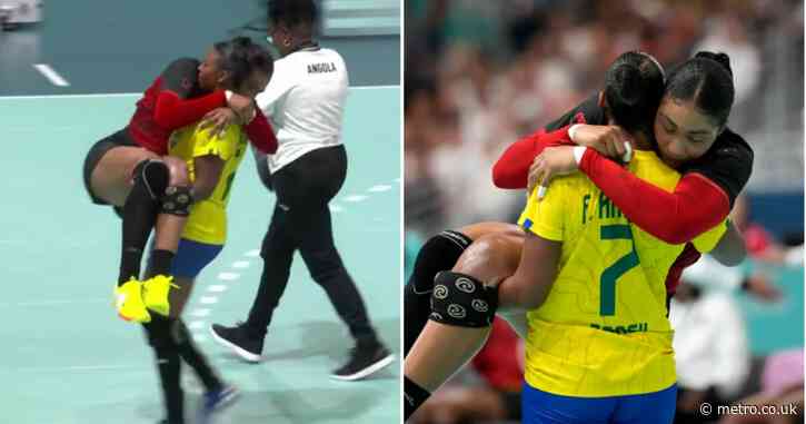 Injured Olympic athlete gets carried off court by her opponent to huge ovation from crowd