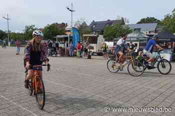 Politie geeft les in fietsbehendigheid voor volwassenen