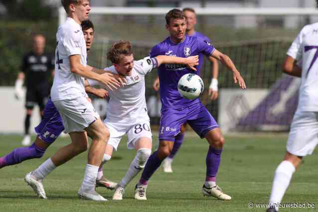 Bruggeling Lukas Van Eenoo kijkt met Patro Eisden uit naar vroege topper tegen Club NXT: “Er zit muziek in dit blauw-zwart”