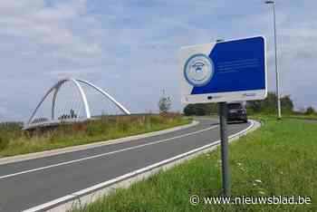 “Wat is hier het nut van?”: bestuurder ergert zich aan bord met kleine tekst op brug over Albertkanaal