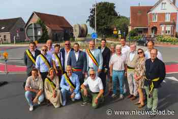 Verkeersveilige rotonde eindelijk feestelijk geopend: “Hier hebben we twintig jaar op gewacht”