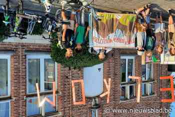 Kinderen klauteren school binnen, klaar om bergen te verzetten