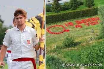 Quinten (21) trapt allereerste verkiezingscampagne af met mysterieuze borden en… 140 bierbakken