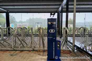 Fietsherstelzuil en pakjesautomaat aan station Bouwel