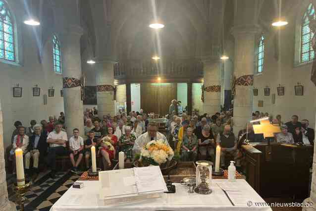 Pater Jef viert vijftig jaar priesterschap voor een volle kerk