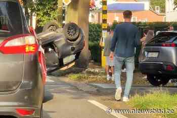 Auto over de kop op Hasseltweg in Genk