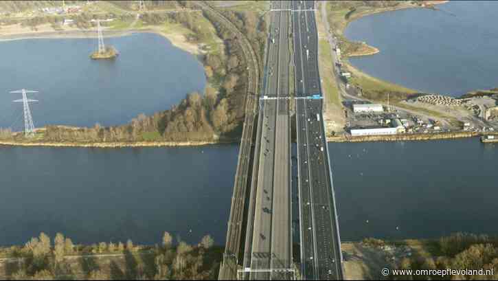 Almere - Aanrijding tussen drie voertuigen op A6, weg tijdelijk dicht