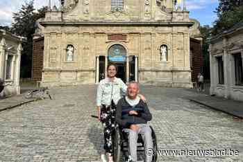 Rudy fietst met elektrische handbike naar Scherpenheuvel met verzorgende Kirsten als grootste supporter