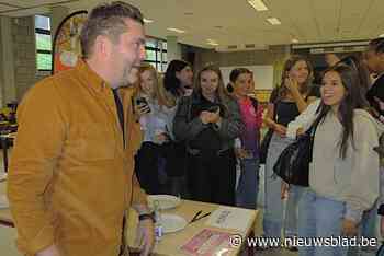 Leerlingen ZAVO vullen brooddozen met hulp van Jeroen Meus. “Twee kinderen per klas zitten met honger in de les”