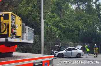 FW Stuttgart: PKW prallt bei Verkehrsunfall auf der B14 gegen Beleuchtungsmast