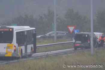 Verkeershinder op afrit E403 Torhout na botsing met Lijnbus: geen gewonden op bus