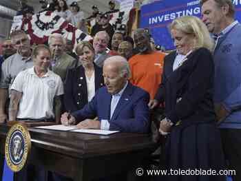 Biden signs executive order promoting unionization in Ann Arbor