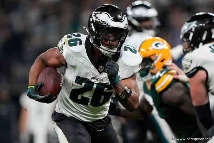 Barkley scores 3 TDs as Eagles beat Packers in Brazil