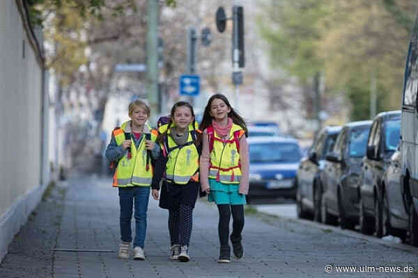 ADAC und Polizei rufen auf: einen sicheren Schulweg planen fürs neue Schuljahr - Elterntaxis in der Kritik