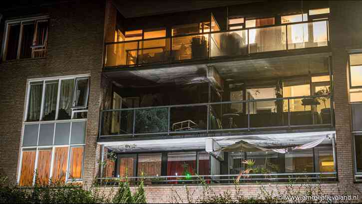 Almere - Bewoners op straat na brand in flatgebouw, twee appartementen onbegaanbaar