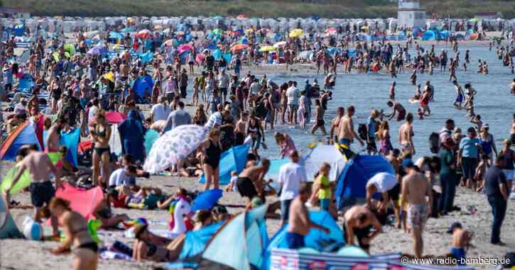 Menschen genießen Sommerwetter an Nord- und Ostsee