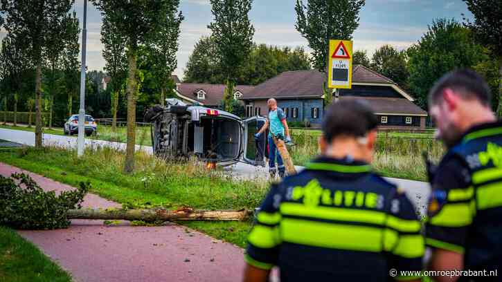 Auto met opa, oma en kleinkinderen op zijn kant: schrik was groot