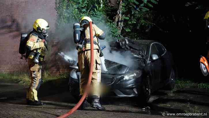 Explosie bij huis Oosterhout, auto vliegt in brand