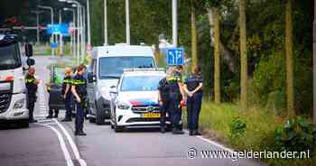 Dode aangetroffen in de berm, weg afgesloten wegens politieonderzoek