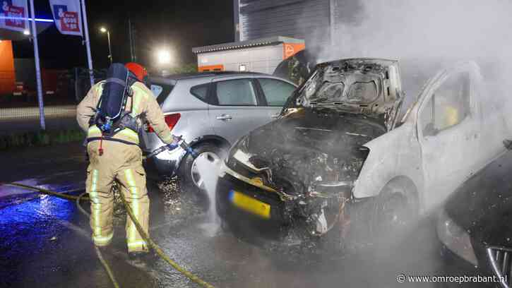 Drie auto's in brand, vuur dreigt over te slaan naar bouwmarkt