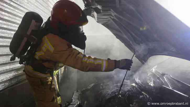 Flinke autobrand dreigt over te slaan naar bouwmarkt, gevel beschadigd