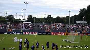 Training als Volksfest: Fans feiern Nationalmannschaft