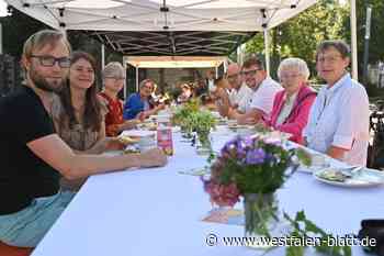 Bürger frühstücken auf Neustadtmarktplatz Warburg