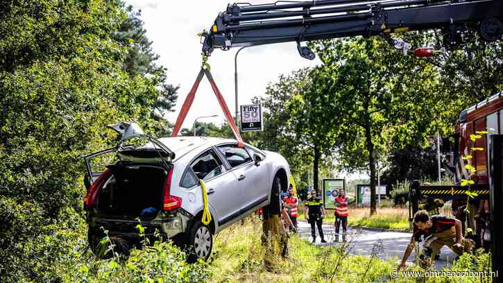 Auto's botsen tegen elkaar, één bestuurder zou onder een wagen liggen